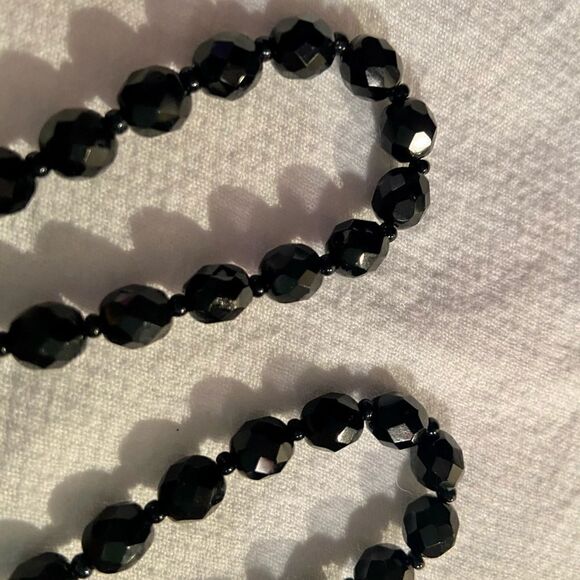 Vintage Jet Black Faceted Glass Bead Necklace~Hollywood Classic - Picture 4 of 10